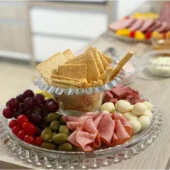 ✔️ Design clássico e atemporal ✔️ Tampa com alça que conserva os alimentos ✔️ Pé alto e estável que valoriza a apresentação ✔️ Ideal para bolos, tortas e doces especiais